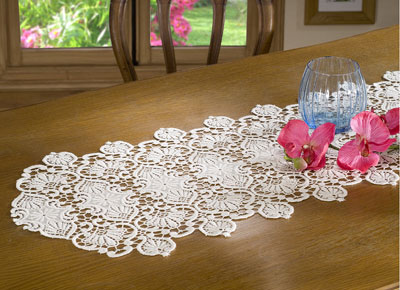 Classique macrame lace tabe runner