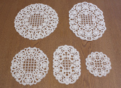 Oval and round doilies
