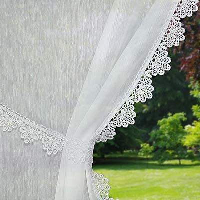 Traditionnal white lace trimmed curtain