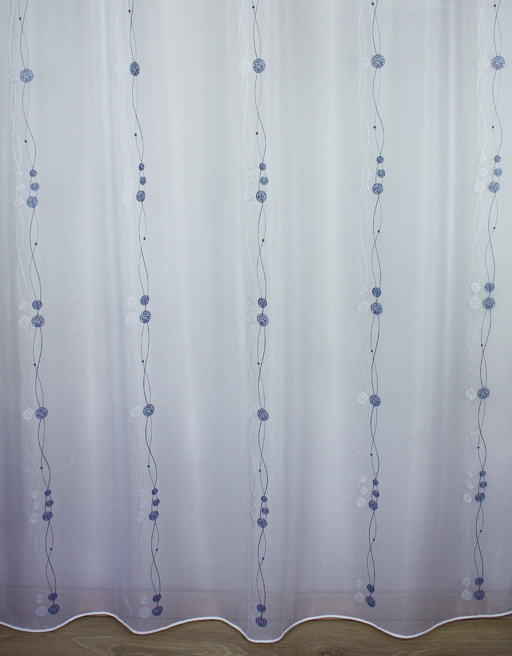 Sheer curtain with bleu embroidery